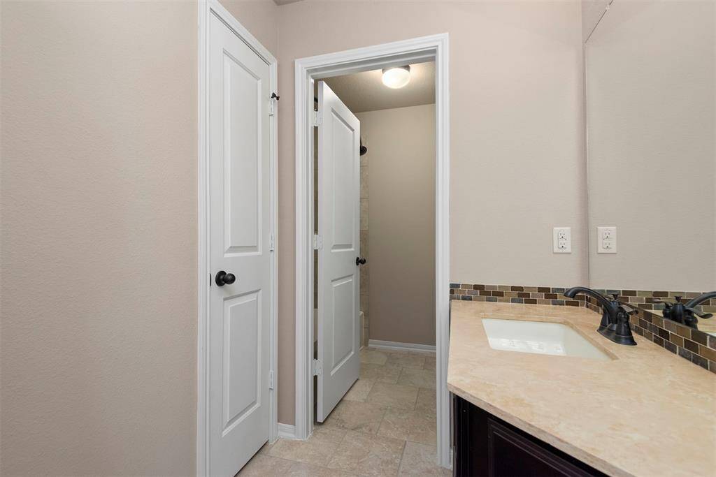 Full bath upstairs