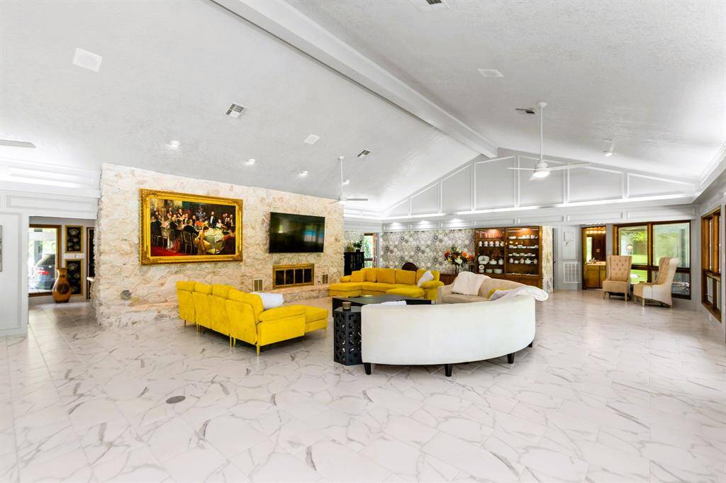 The luxurious living room offers endless possibilities for furniture layout, perfect for both style and comfort.