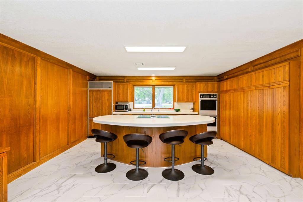 The guest house kitchen is bathed in natural light, with plenty of windows that brighten the space and create a welcoming atmosphere.
