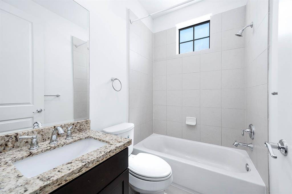 Third Bedroom en Suite Bathroom.