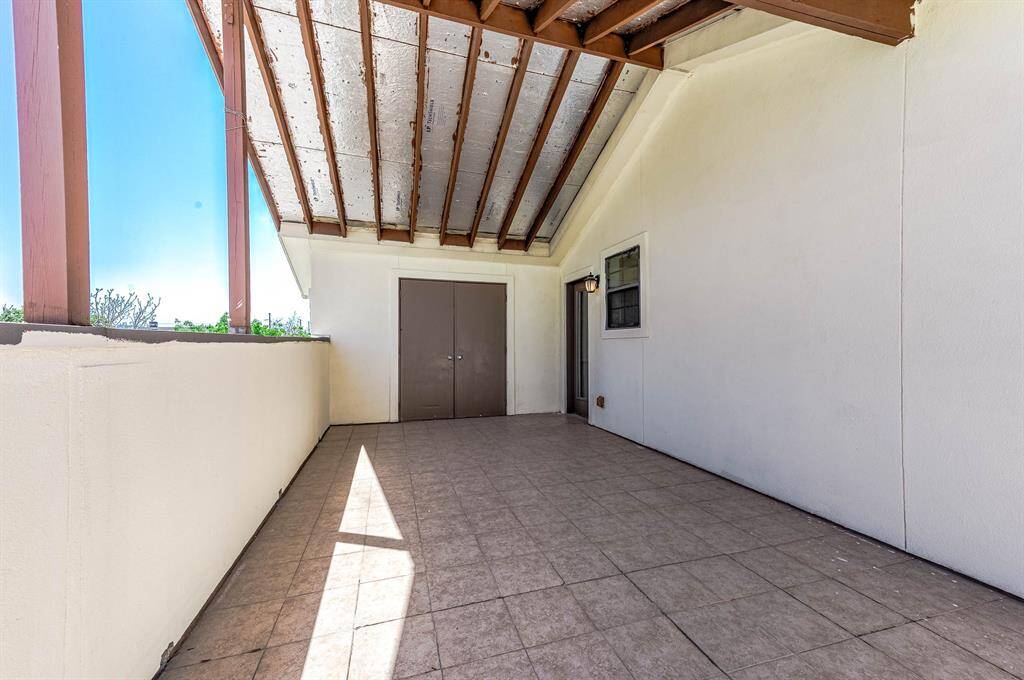 Large Rooftop Deck Perfect For Entertaining.