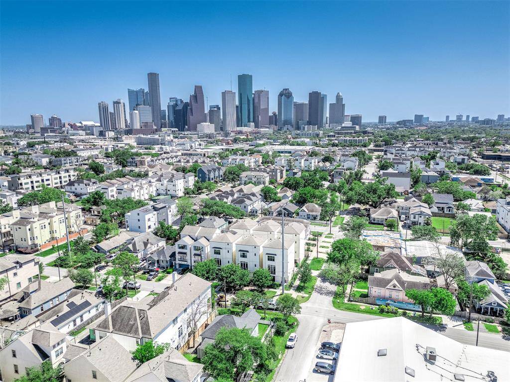 Walking Distance To Lots Of Activities; Parks, Hike & Bike, Bars, And Restaurants.