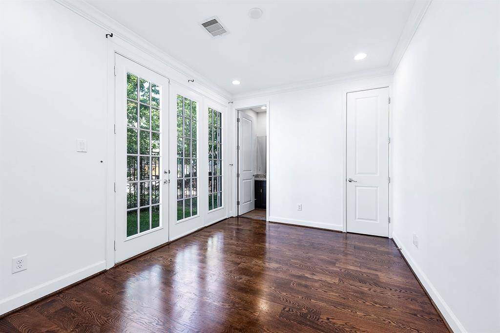 Office Or Bedroom With Large Walk-in Closet And En-Suite Bathroom And Yard Access.