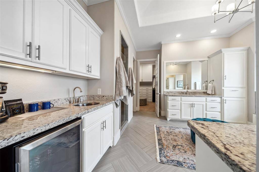 No need to make the trek downstairs for your morning coffee—it’s ready for you right here in your private coffee bar with a built-in fridge! The perfect way to start your day in luxury and convenience.