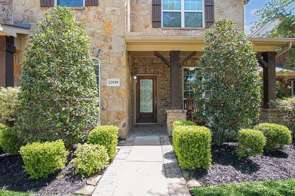 Mature landscaping welcomes you home!