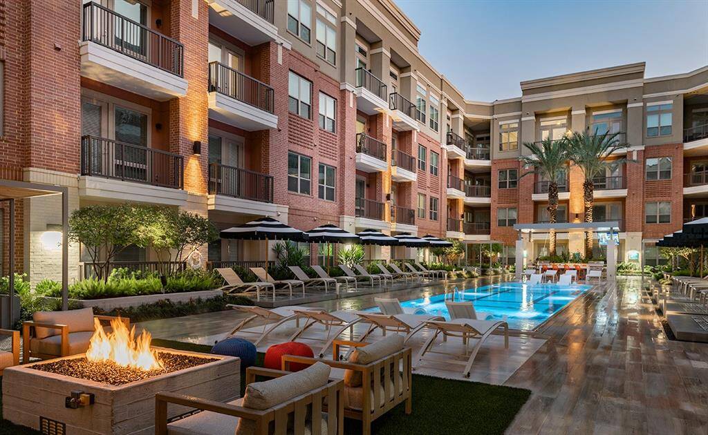 Two saltwater pools, gas grills, firepit