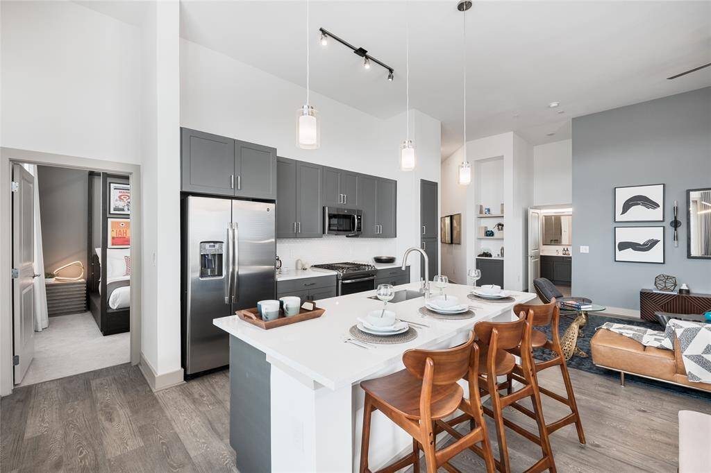 Stainless steel appliances,gas stove with griddle, quartz counters