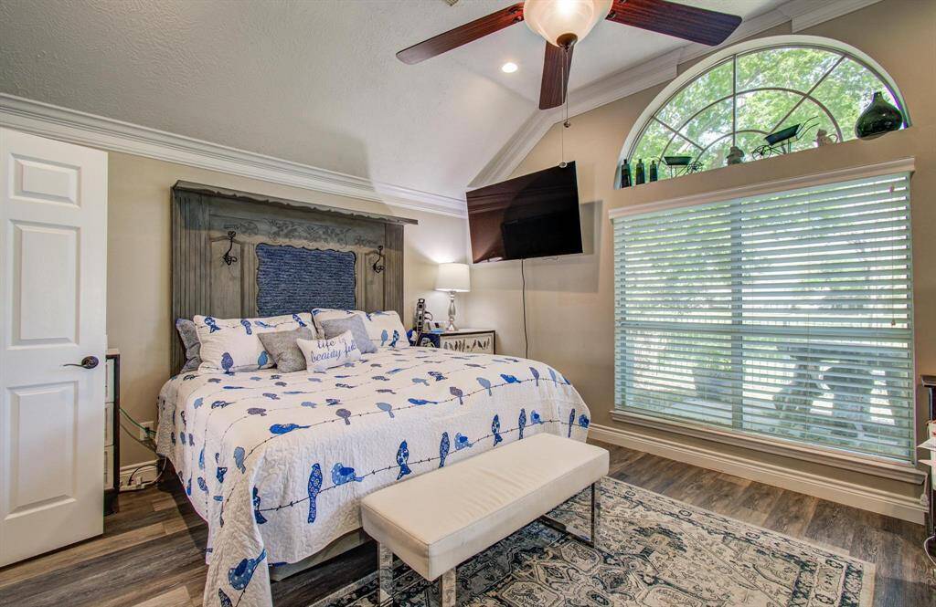 Spacious primary bedroom that looks onto the golf course, high angled ceiling and ensuite!