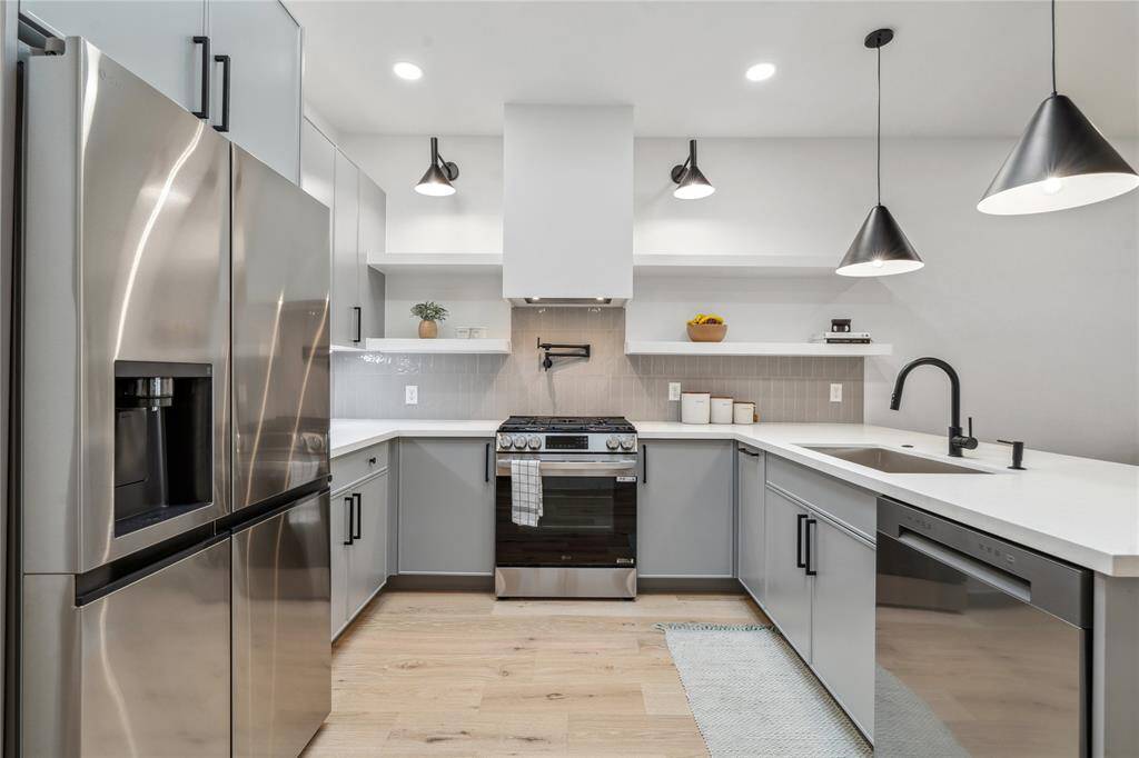 Newly featured thin shaker style cabinets with a grey tones is an immaculate color tone combination.
