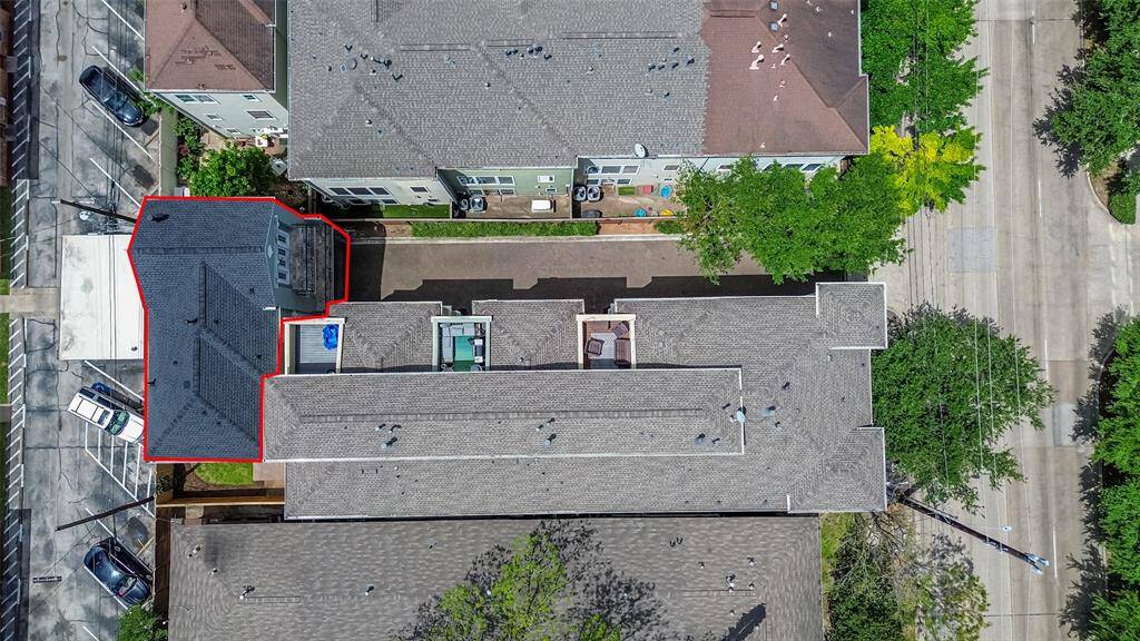 This elevated perspective captures the elongated driveway. The layout offers ease of access while preserving a secluded feel within a vibrant urban setting.
