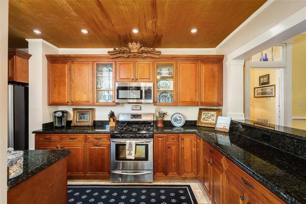 Cozy kitchen with tons of cabinets, granite counters, stainless appliances and gas range.