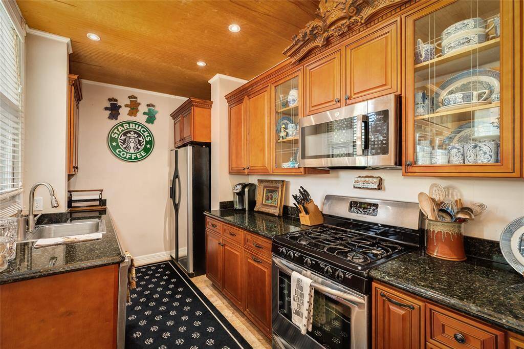 Great counter space for preparing meals and entertaining.