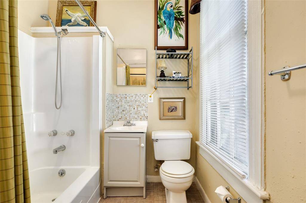 Upper level bathroom to guest suite.
