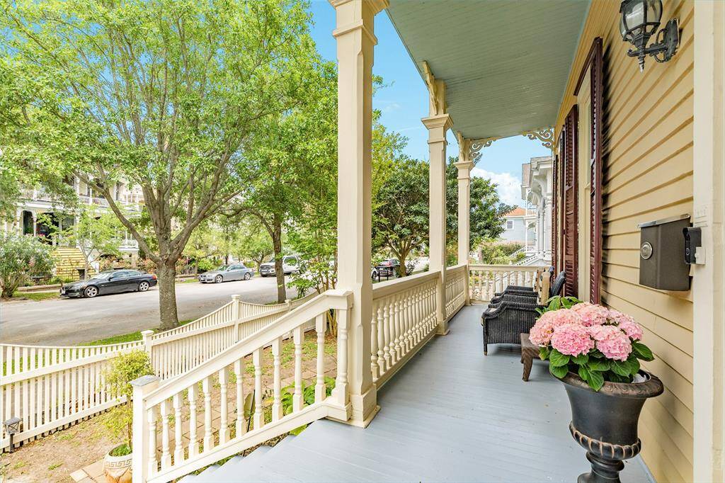 Beautiful East facing Sealy street.