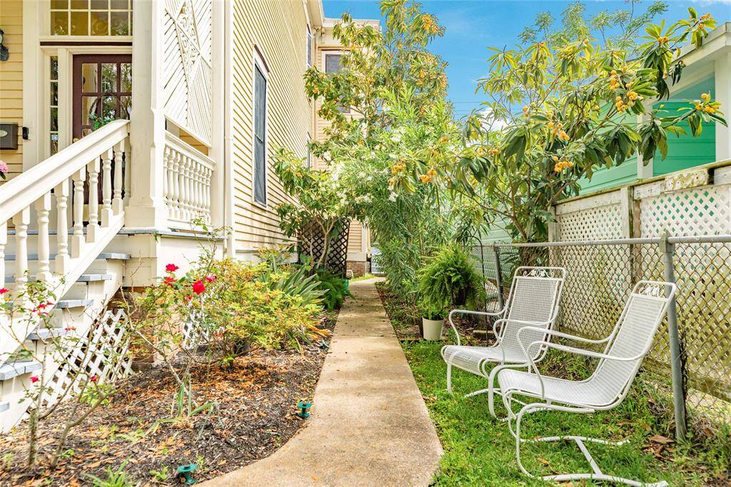 Side yard with entrance to back of home.