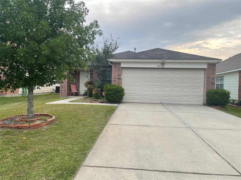 Single story 3/2/2 in Woodland Pines!
