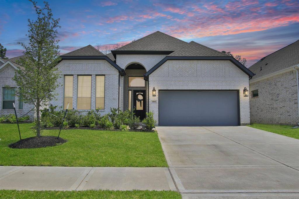 Welcome to 1919 Hickory Grove Lane, located on a Cul-De Sac in Wood Leaf Reserve in Tomball Texas