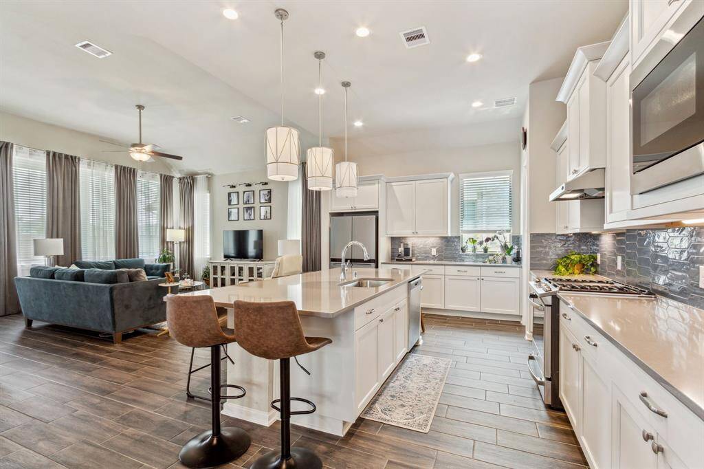 Great Entertainig Home....Large Island Kitchen with Pendants, LED Lights, Farm Sink, and seating for 8 ppl.