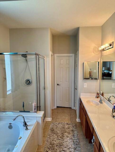 Primary bath with double sinks, jetted tub with separate shower