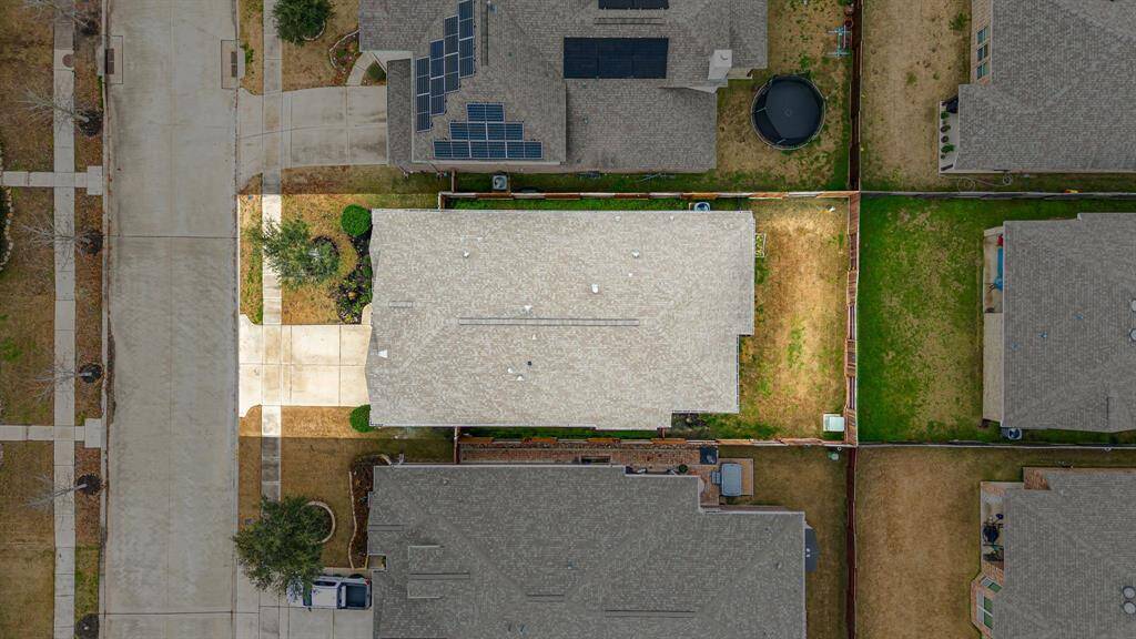 This home sits on a large lot with ample yard space in front and the back, lush landscaping and a well-maintained yard. Plenty of space to accommodate guest parking and situated on a quiet street in the Towne Lake community.