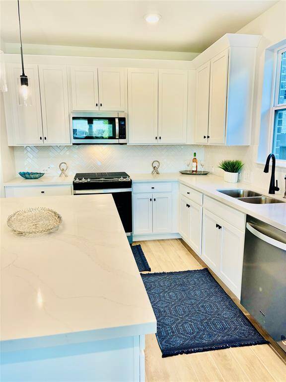 Kitchen with amazing apace on the island for Cooking