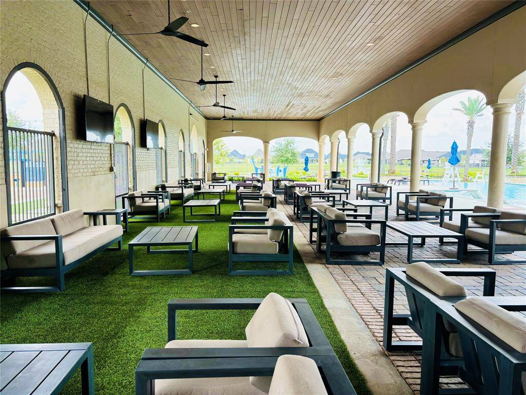 Family eating and resting area next to the Pool
