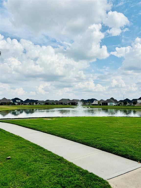 Nice Walking paths throughout the neighborhood