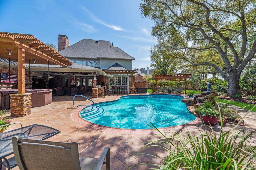 Alternate view of the backyard from another corner.