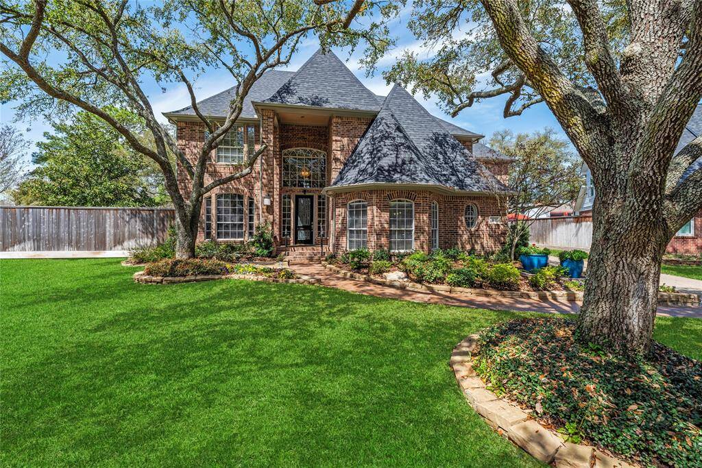 Front of the house featuring the well-maintained landscaping.