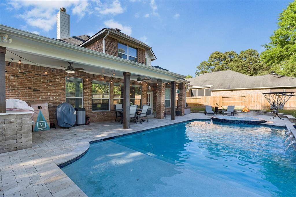 Pool has Beach Entry for bring the lounge chairs into the pool & enjoy an afternoon of sun-bathing...