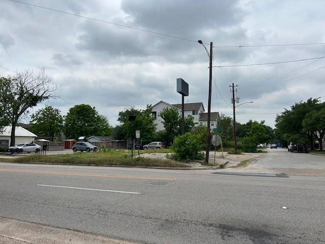 Prime corner lot located in the heart of the Heights, one of Houston’s most desirable and walkable neighborhoods.