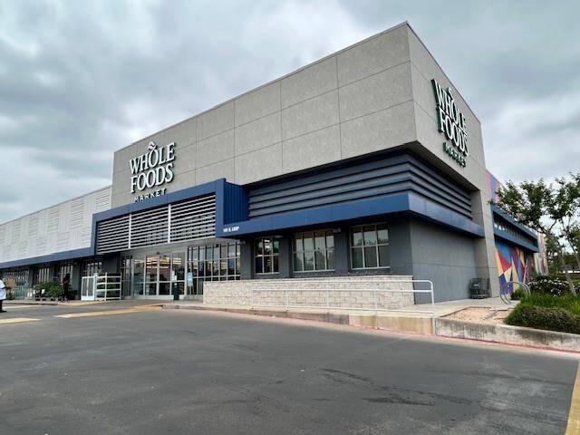 Walking distance from Whole Foods and other Retail stores.