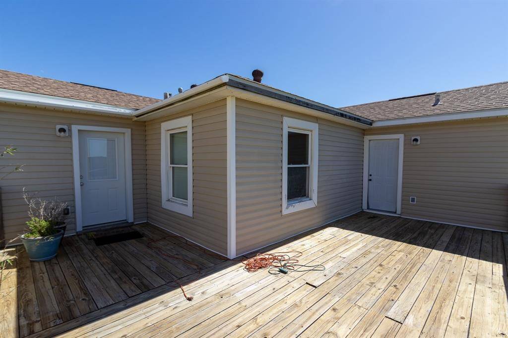 This photo shows the rear deck area. It's a bright outdoor space, ideal for relaxation, entertaining, and enjoying the famous Galveston sunsets!