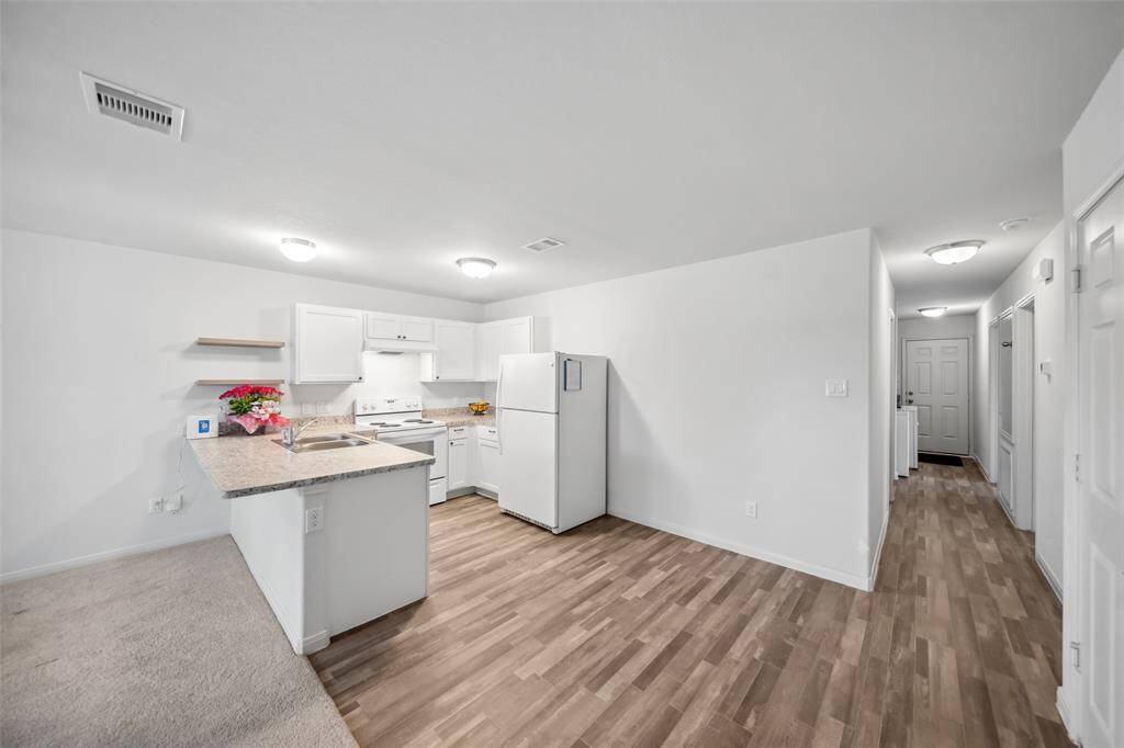 A practical and cohesive layout where the kitchen, living, and hallway areas connect smoothly—great for everyday living and hosting.