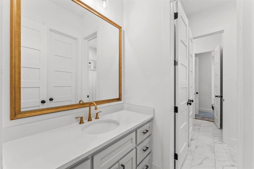 1st Floor - Hollywood Bath Between Bedrooms #3 and #4