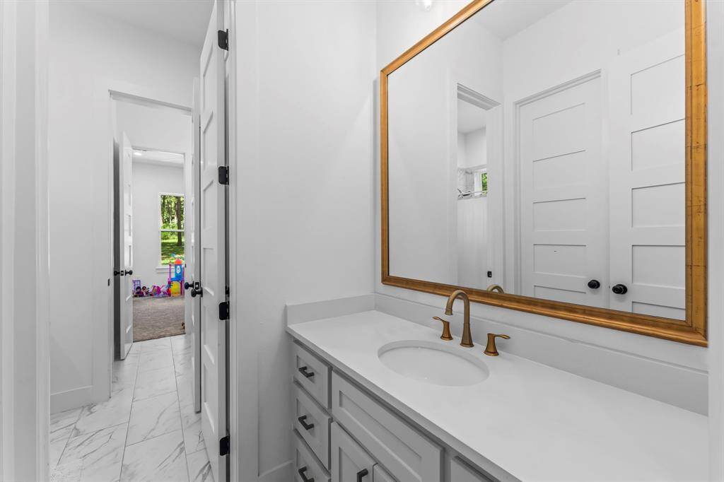 1st Floor - Hollywood Bath Between Bedrooms #3 and #4