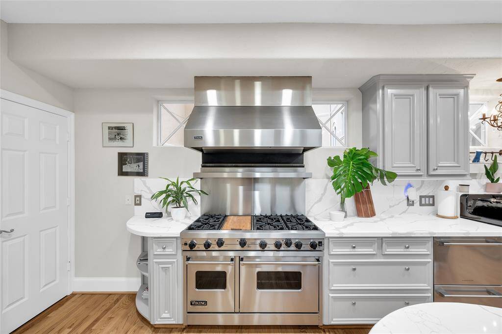 This commercial grade Viking range includes six burners and double ovens.