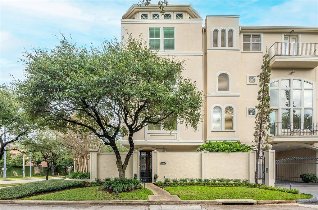 2094 Brentwood is situated on the edge of River Oaks and is steps away to Live Oak Park, and walkable to retail and some of Houston’s favorite restaurants!