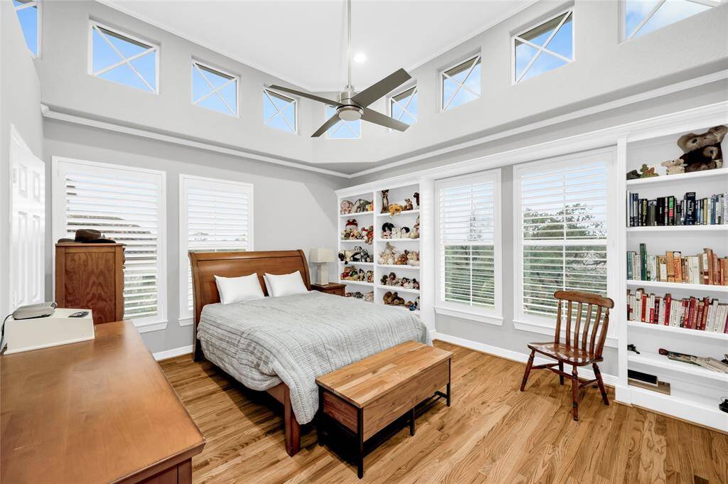Another photo of the secondary bedroom.
