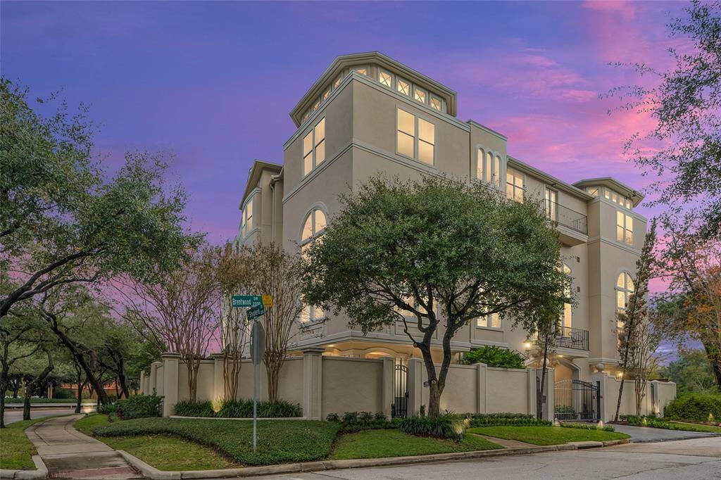 2094 Brentwood Drive is a beautiful sight to see at dusk!