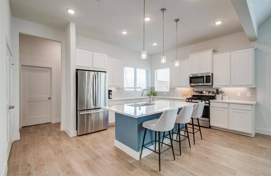 Let's take a closer look at this kitchen. It has great storage, island seating, high ceilings, plus a pantry.