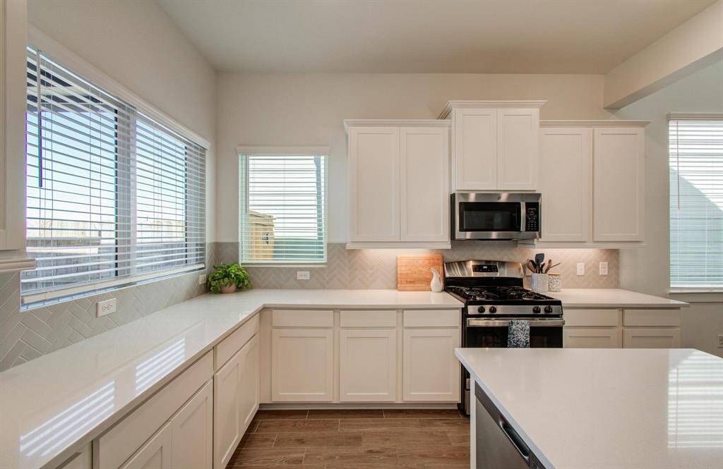 This kitchen deserves a close up ?? You will love the Quart counter tops and all of the windows - so much natural light!