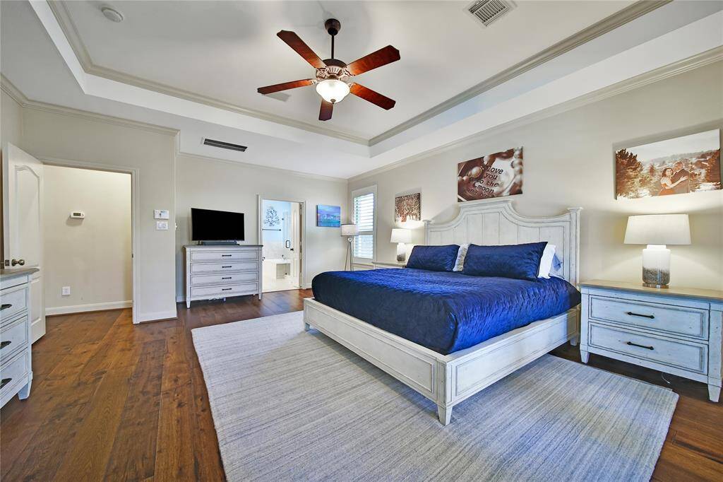 This room easily accommodates large furniture pieces.