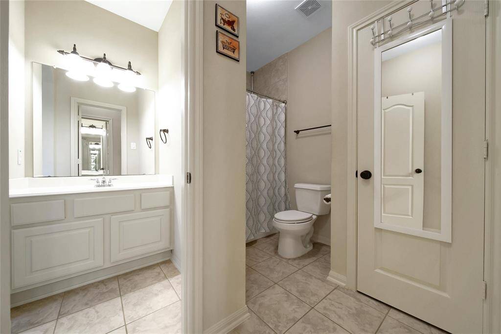 A jack and jill bath connect 2 of the secondary bedrooms upstairs.