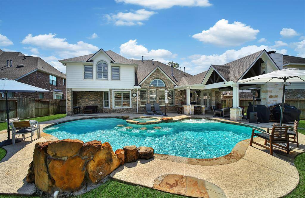 Custom pool and spa with seating!