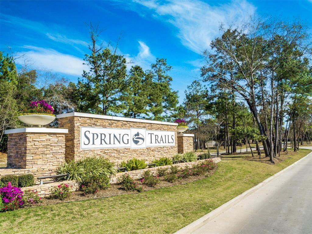 Spring Trails is a place you will love to call home! Enjoy an abundance of nearby shopping and dining options including HEB, Starbucks, Chic fil A, and so much more!