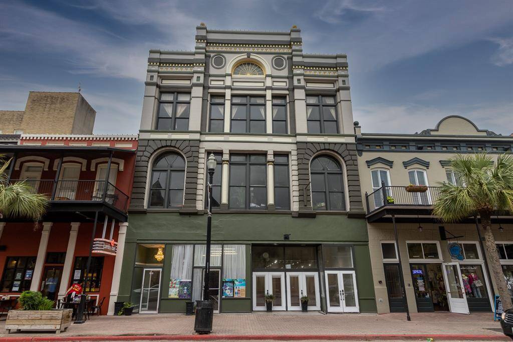Stay and play in the heart of Galveston Art District. Close walk to galleries, shop, restaurants and coffee.