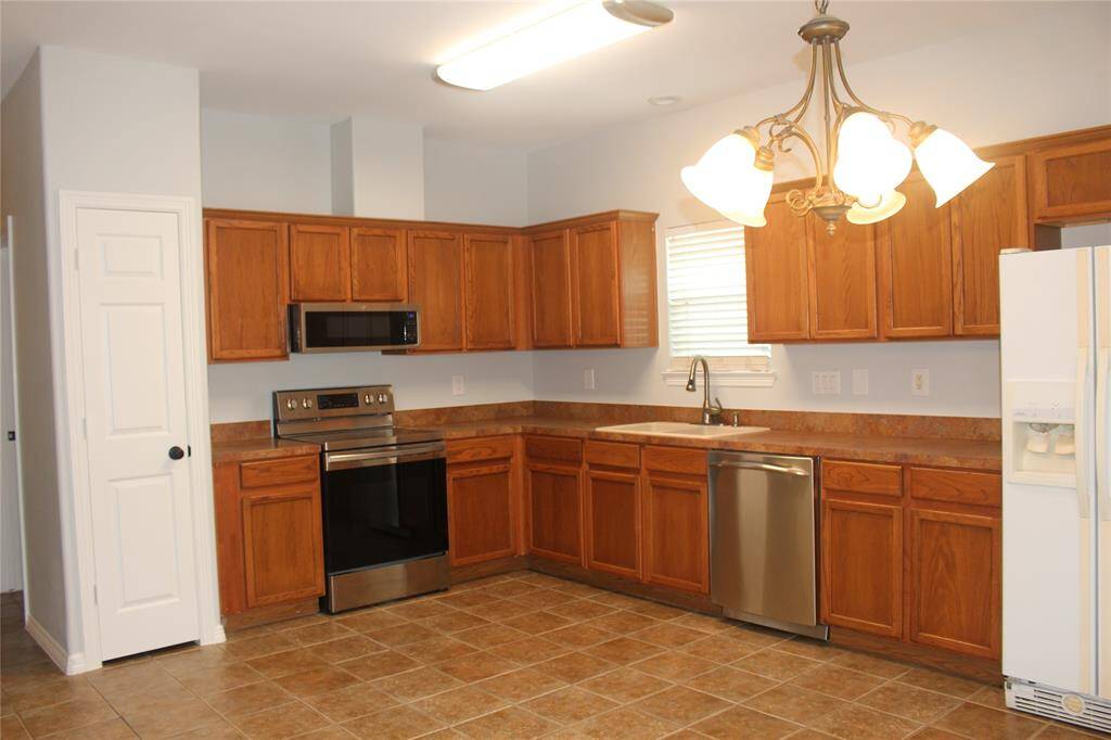 Nicely sized kitchen with 2 pantries.