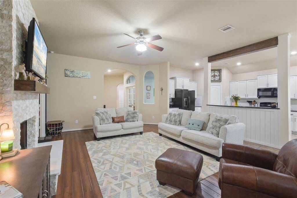 Beam into kitchen and the arched doorway are nice touches