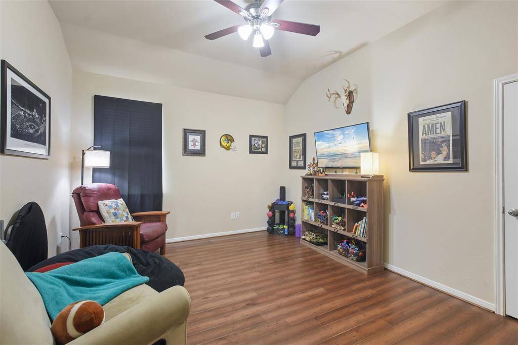 Bonus room with closet that could be utilized as 4th bedroom